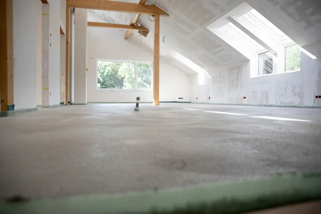 A room with some windows and a ceiling